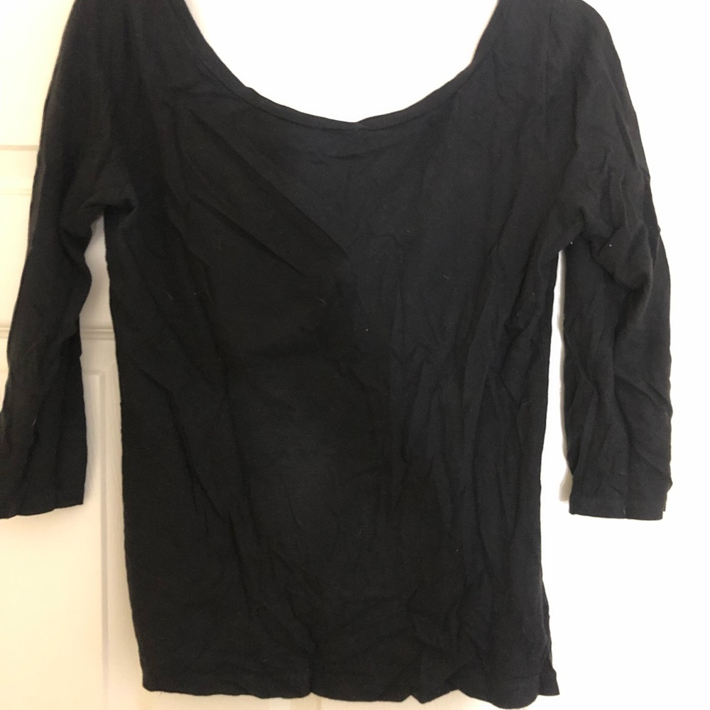Black scoop neck. 3/4 sleeve.